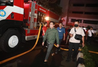 Gus Halim saat memantau langsung penanganan kebakaran gedung Kemendes PDTT
