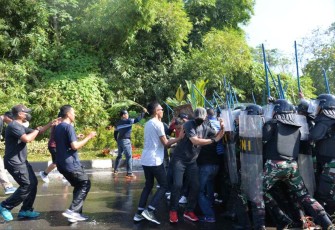 Simulasi penanganan huru hara 