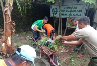 Gotong-royong bersihkan lingkungan 
