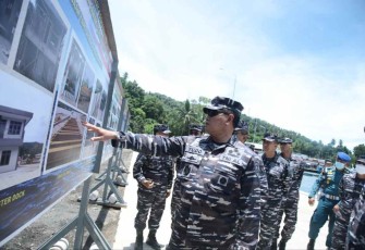Kasal Laksamana TNI Yudo Margono melihat gambar bangunan Satdik IV Manado
