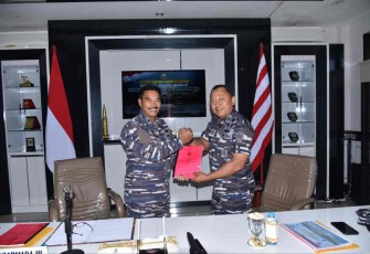 Kepala Staf Koarmada III Laksamana Pertama TNI Yeheskiel Katiandagho saat menyerahkan memorandum 