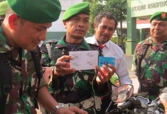 Dandim 0507/Bekasi Letkol Inf Hafes Isjafrin saat meriksa kelengkapan surat kendaraan, Senin (19/9)