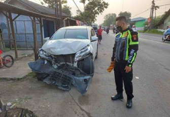 Daihatsu Terios hancur bumper depan pasca tabrak Suzuki di kampung Sentu, Senin (19/9) Carry 