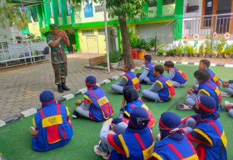 Serma Rudi saat memberikan materi PBB di SDIT Yaumi Fatimah Pati 