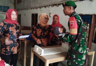 Babinsa Kodim 1402/Polman dampingi kegiatan posyandu 
