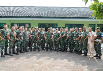 Danrem 064/MY Brigjen TNI Tatang Subarna bersama prajuritnya 