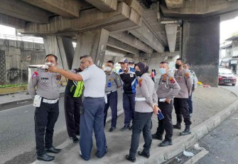 Personel satlantas Polrestabes Medan saat rekayasa lalin fly over