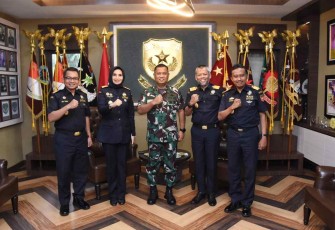 Pangdam Jaya Mayjen TNI Untung Budiharto saat foto bersama jajaran pimpinan Bea Cukai di Makodam, Selasa (20/9)