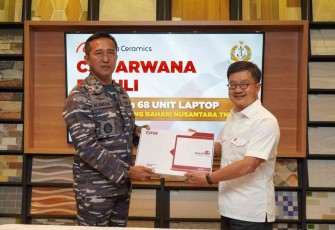 Aspotmar Kasal Mayjen TNI (Mar) Nur Alamsyah saat menerima CSR Laptop dari PT Arwana Citramulia Tbk  Tandean Rustandy di Jakarta, Senin (19/9) 