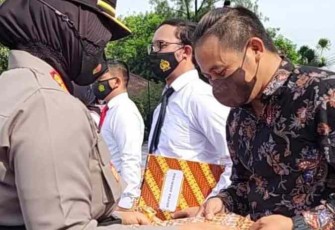 Kapolres Subang AKBP Sumarni saat memberikan penghargaan, Selasa (20/9)