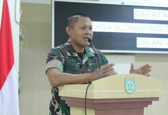 Dandim 1001/HSU-BLG Letkol Inf Dhuwi Hendradjaja saat memberikan pengarahan TMMD 