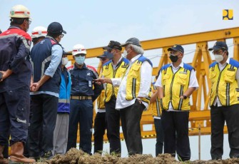 Menteri Basuki saat meninjau progres pembangunan tol Japek II Selatan Sadang - Kutanagara 
