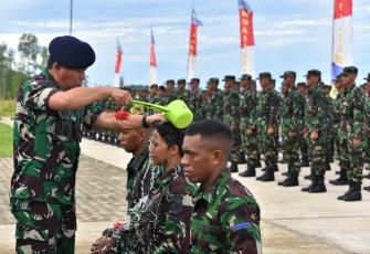 Pangkoarmada III Laksamana Muda TNI Irvansyah saat tradisi penyiraman prajurit baru, Rabu (21/9)
