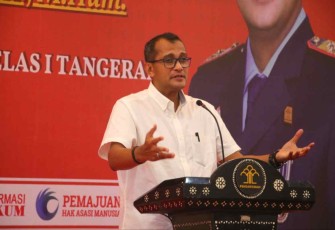 Wamenkumham Edward Omar Sharif Hiariej saat memberikan pengarahan jajaran Kanwil Kemenkumham Banten, Selasa (20/9)