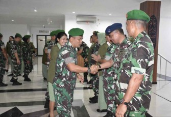 Pangdam Kasuari Mayjen TNI Gabriel Lema saat memberikan ucapan selamat Sertijab pamen, Rabu (21/9)