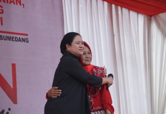 Momen ibu peluk Puan Maharani saat kunjungan kerja di Kabupaten Sumedang, Jum'at (23/9)