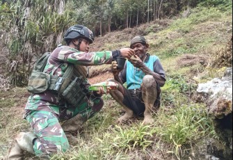 Keakraban Satgas Yonif R 321 bersama masyarakat Nduga