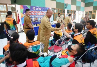 Pj. Bupati Pati terlihat akrab dengan penyandang Disabilitas 