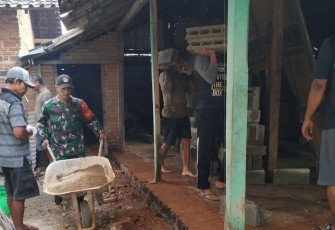 Gotong royong bantu warga binaan bangun rumah. Senin (16/05/2022)