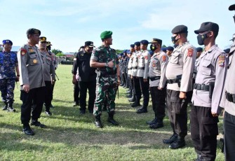Danrem 143/HO Brigjen TNI Yufti Senjaya saat inspeksi pasukan pengamanan kunjungan kerja RI-1