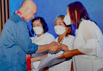 MenkopUKM Teten Masduki saat menyerahkan NIB di Manado