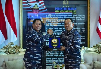 Askomlek Kasal saat menerima cenderamata dari Kasarmada III