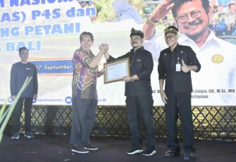 Kementan SYL saat memberikan piagam penghargaan di Bali