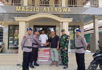 Ditpolairud Polda Banten saat serahkan bantuan 