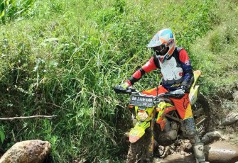 Kakanwil Kemenkumham Sumut Imam Suyudi saat trabas alam Karo dengan motor trail