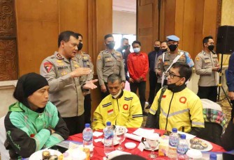 Kapolda Jateng Irjen Pol Ahmad Luthfi saat berbincang dengan komunitas Ojol di hotel Patra Semarang, Selasa (27/9) di 