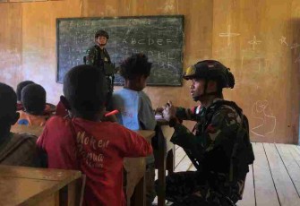 Satgas  Yonif 203/AK turut andil dalam mencerdaskan generasi mud 