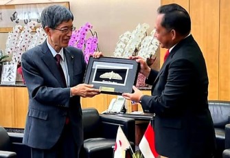 Mendagri Tito saat menerima cenderamata Mendagri Minoru Tereda di Tokyo Jepang, Rabu (28/9)