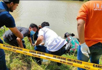 Anggota Polsek Pagelaran evakuasi mayat di sungai Cilember, Rabu (28/9)