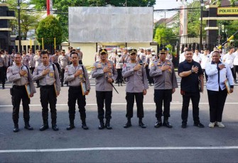 Kapolrestabes Makassar Kombes Pol Budi Haryanto bersama lima satpam berprestasi, Rabu (28/9)