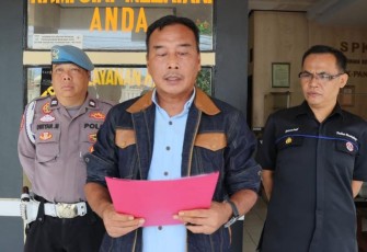 IPDA Aap Ahmad Safei saat memberikan keterangan pers di Polsek Pandeglang, Rabu (28/9)
