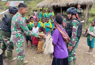 Satgas berbagi logistik dengan masyarakat Nduga