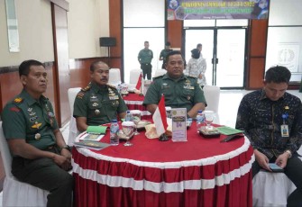 Kapenrem 064/MY Mayor Inf Ade Hermansyah saat mengikuti Rakernis TMMD ke 115 secara virtual di Makorem. Kamis (29/9)