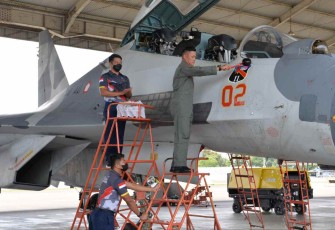 Danlanud Sultan Hasanuddin Marsma TNI David Yohan Tamboto usai menerbangkan pesawat Sukhoi dari Lanud Iswahjudi. Kamis (29/9)