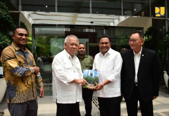 Menteri Basuki bersama Ketua Komite II DPD RI Abdullah Puteh di Jakarta, Kamis (29/9)