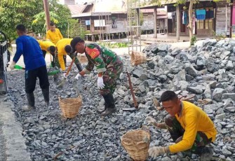 Anggota Koramil 11/Danau Panggang perbaiki jalan Desa Paminggir. Kamis (29/9)