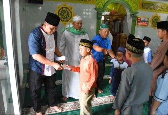 Danrem 023/KS Kol Inf Dodi Triwinarto saat santuni anak yatim. Jum'at (30/9)