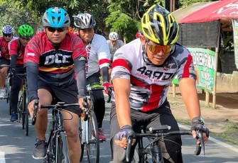 Danrem 081/DSJ Kolonel Inf Deni Rejeki saat gowes bareng dengan anggotanya. Jum'at (30/9)