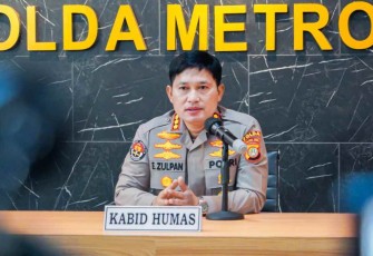 Kabid Humas Polda Metro Jaya saat memberikan keterangan pers 