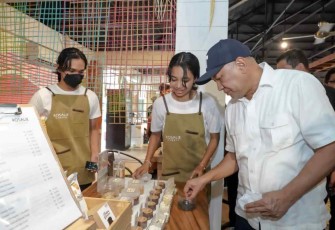 Menteri Teten Masduki saat melihat produk UMKM