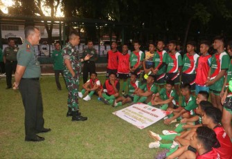 Danrem 142/Tatag Brigjen TNI Farouk saat berikan motivasi tim PS Santri Sulbar di lapangan Hasanuddin Makassar, Jum'at (30/9)