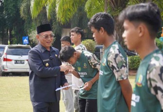 Walikota Cilegon Helldy Agustian saat melepas Tim Liga Kasad Kodim Cilegon, Jum'at (30/9)