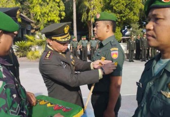 Dandim 0720/Rembang Letkol Czi Parlindungan Simanjuntak saat kenaikan pangkat prajuritnya, Sabtu (1/10)