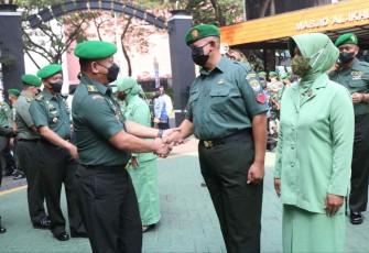 Kasrem 052/Wkr saat memberikan ucapan selamat kenaikan pangkat anggotanya. Sabtu (1/10)