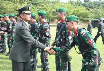 Kasrem 142/Tatag Kol Inf Hadi Purwosubroto memberikan ucapan selamat kenaikan pangkat prajuritnya. Sabtu (1/10)