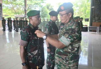 Danrem 174/Merauke saat menyematkan kenaikan pangkat prajuritnya. Sabtu (1/10)